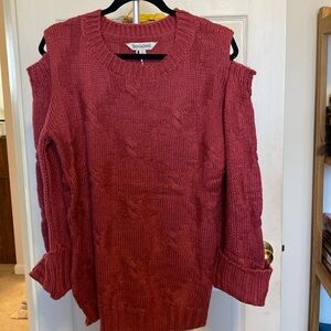 Davi & Dani cold shoulder sweater